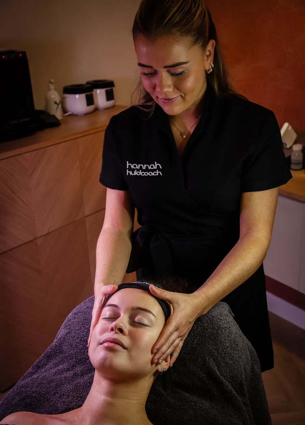 Stressless Massage behandeling bij Puur Diana Nuenen. Ontspanning voor gezicht, nek en schouders.
