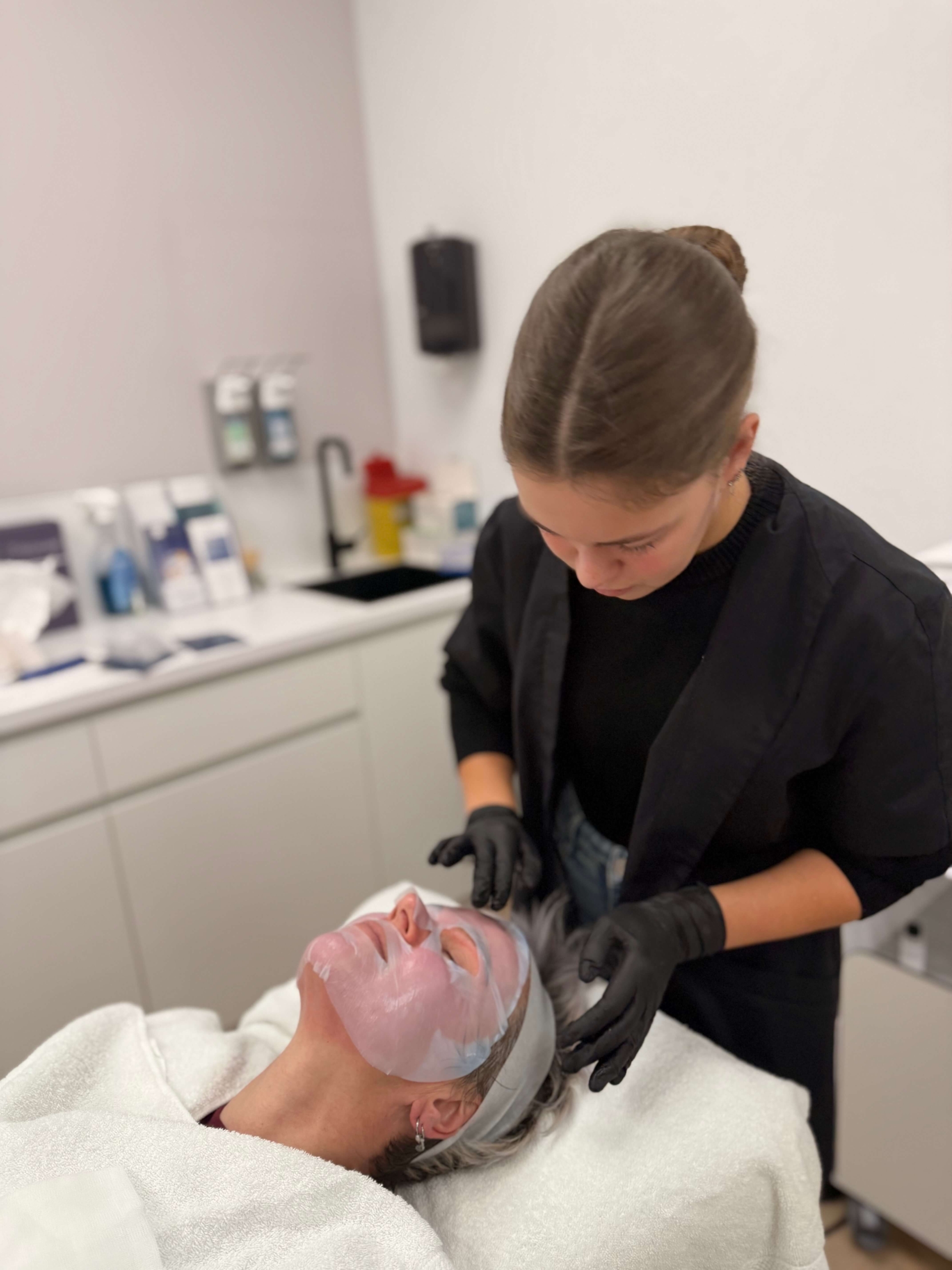 Verkoelend biocellulose masker tijdens SkinPen behandeling