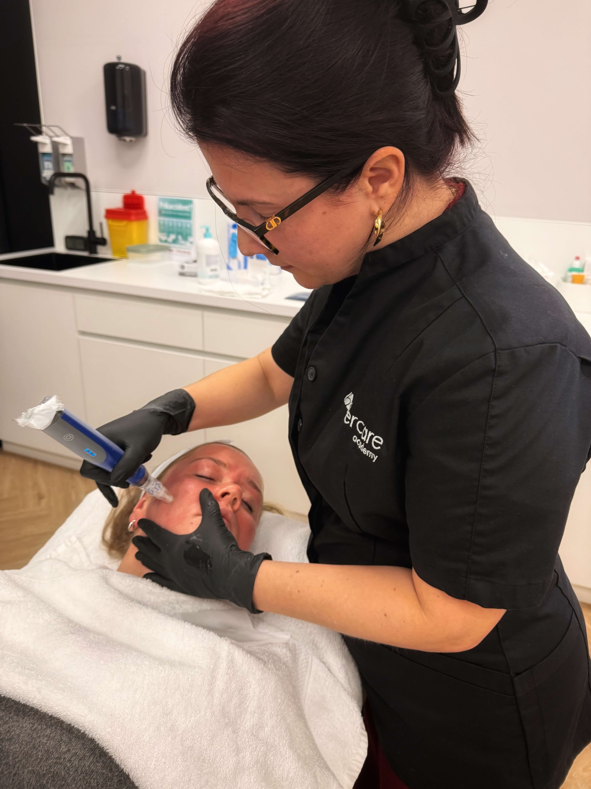 Huidexpert behandelt de kaaklijn met de SkinPen tijdens een medische microneedling sessie