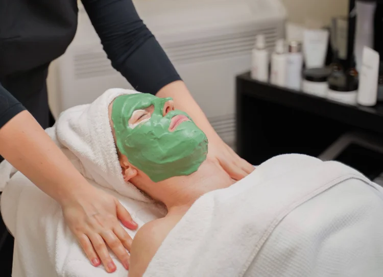 Cryolifting Latex Mask tijdens de Holiday Glow Reset Treatment bij Puur Diana