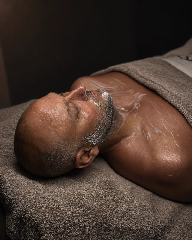 Gezichtsmasker tijdens een MEN gezichtsbehandeling
