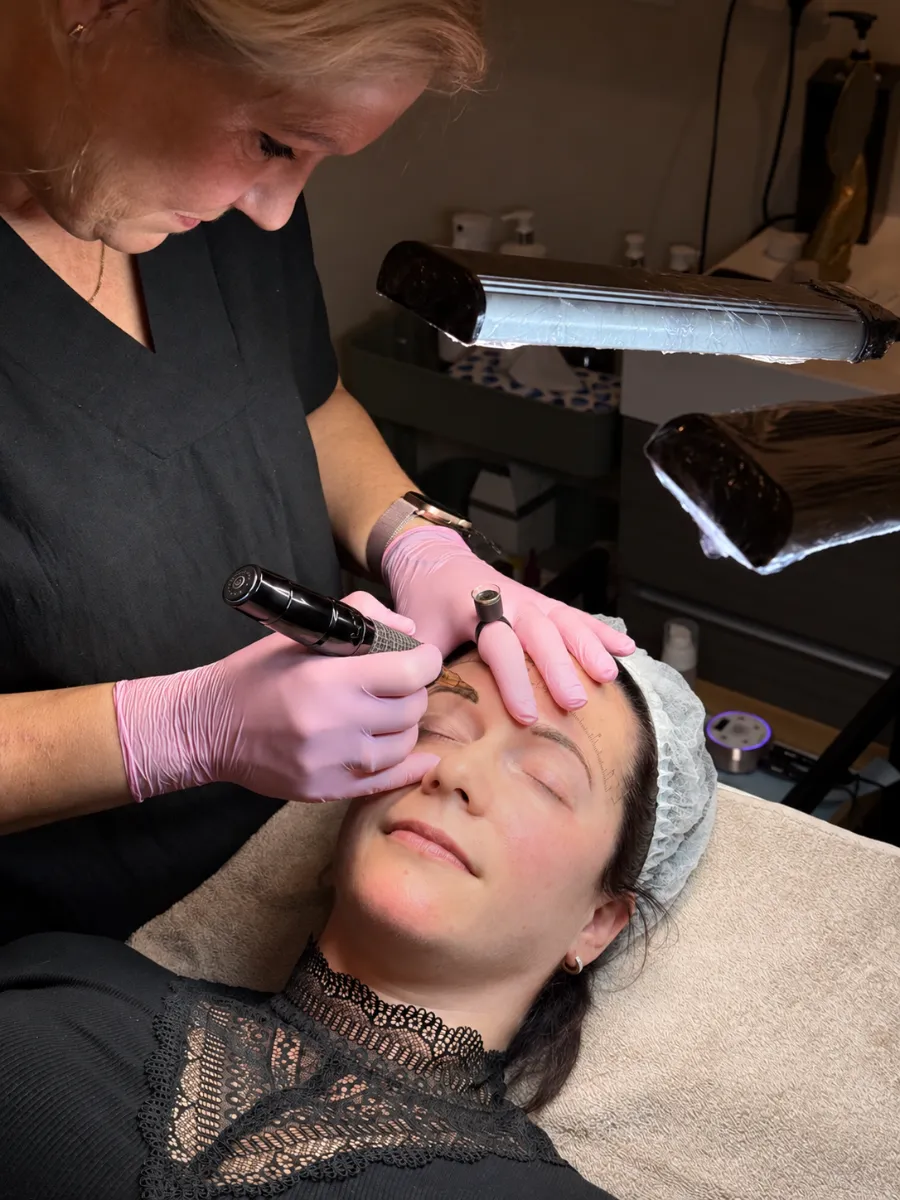 Wenkbrauwen van Diana met permanente make-up, gezet door Nathalie Vogels bij Puur Diana in Nuenen