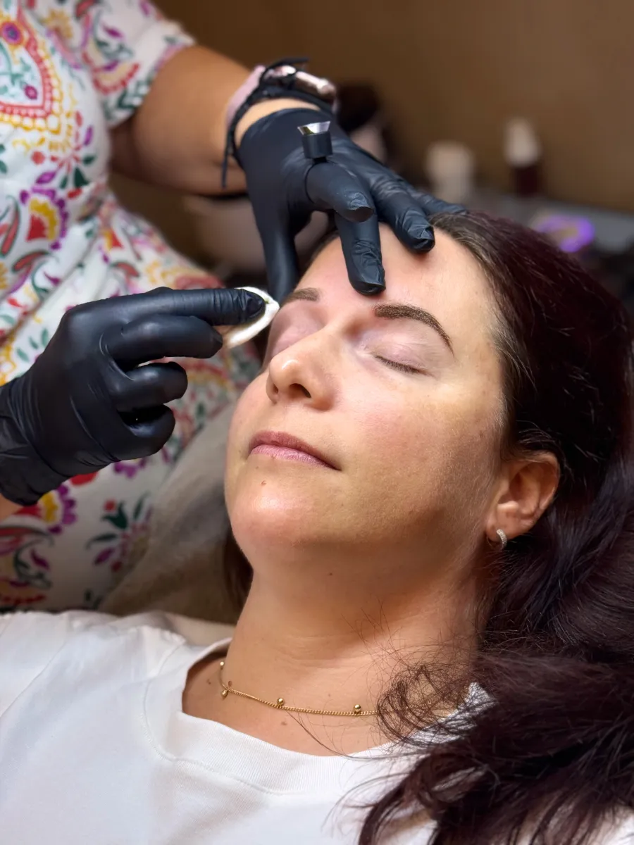 Wenkbrauwen direct na de permanente make-up behandeling bij Puur Diana in Nuenen